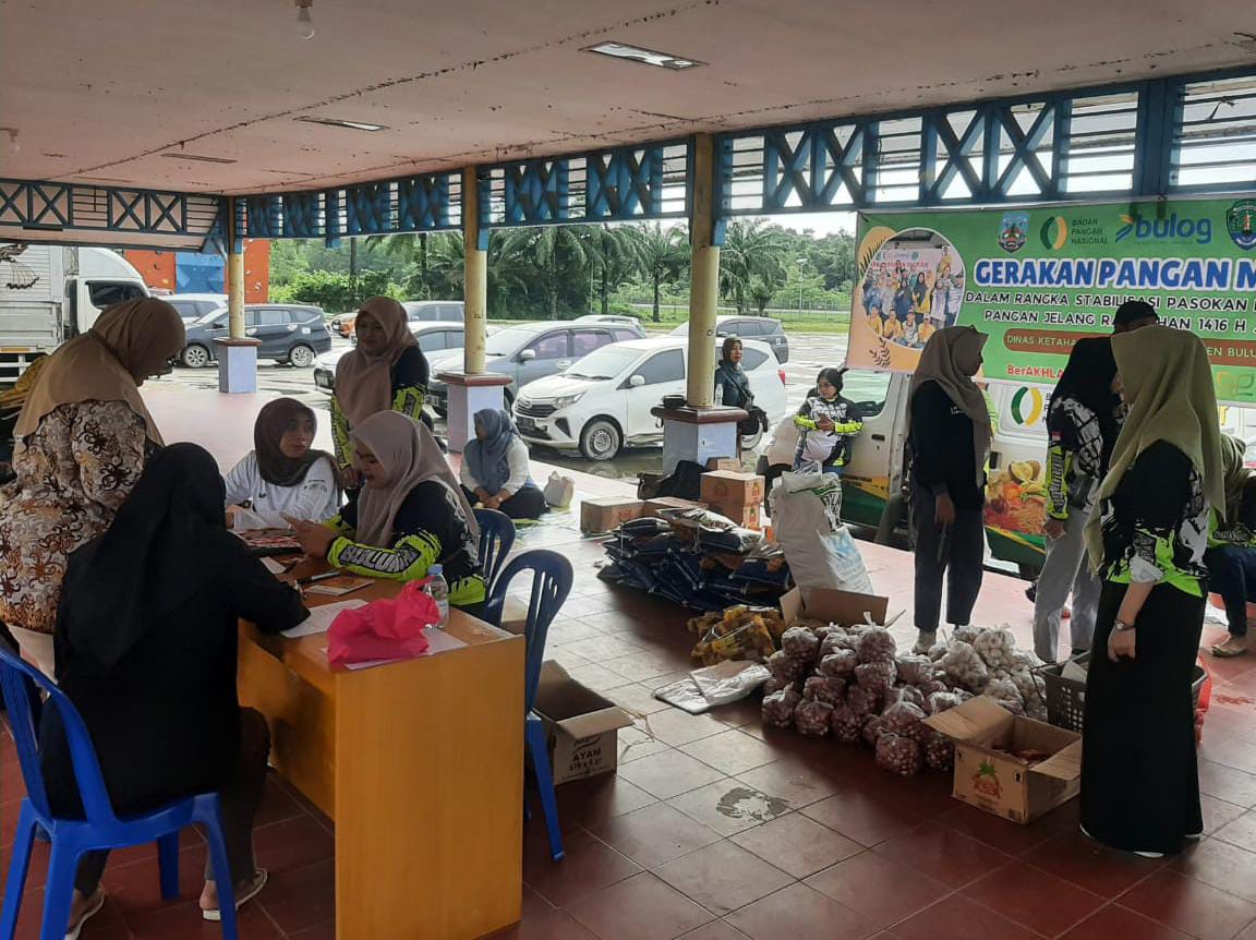 BAPOK: Pelaksanaan GPM di Tanjung Selor oleh Dinas Ketahanan Pangan Bulungan bersama Bulog. FOTO: IST
