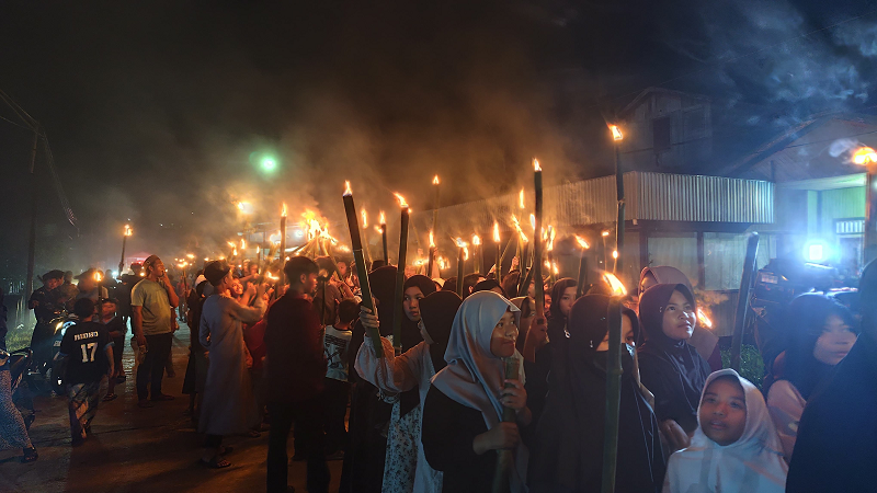 ISTIMEWA MERIAH: Pawai Obor di Kelurahan Mangkurawang, Tenggarong.