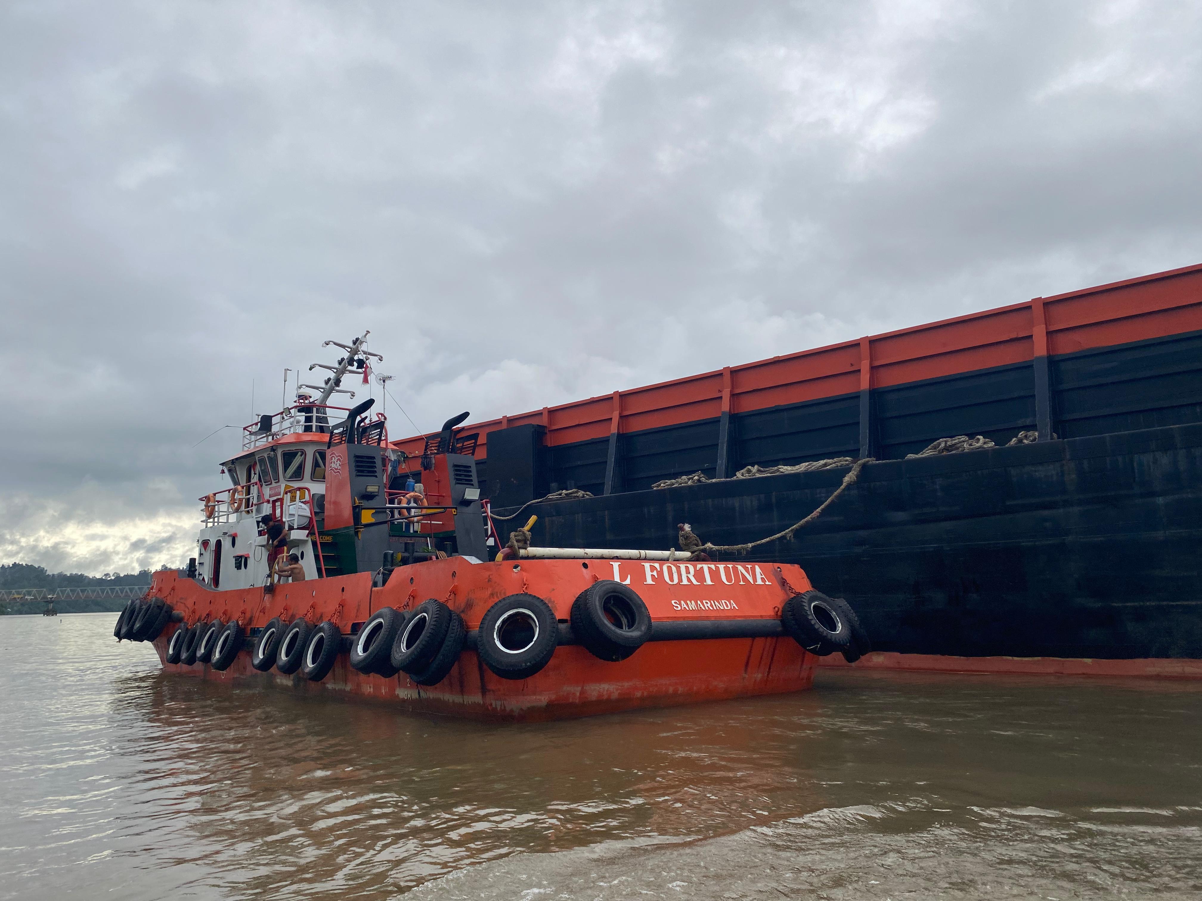 TONGKANG: Kapal tongkang atau ponton yang menabrak jembatan Tanjung Selor-Tanjung Palas. FOTO: POLRESTA BULUNGAN