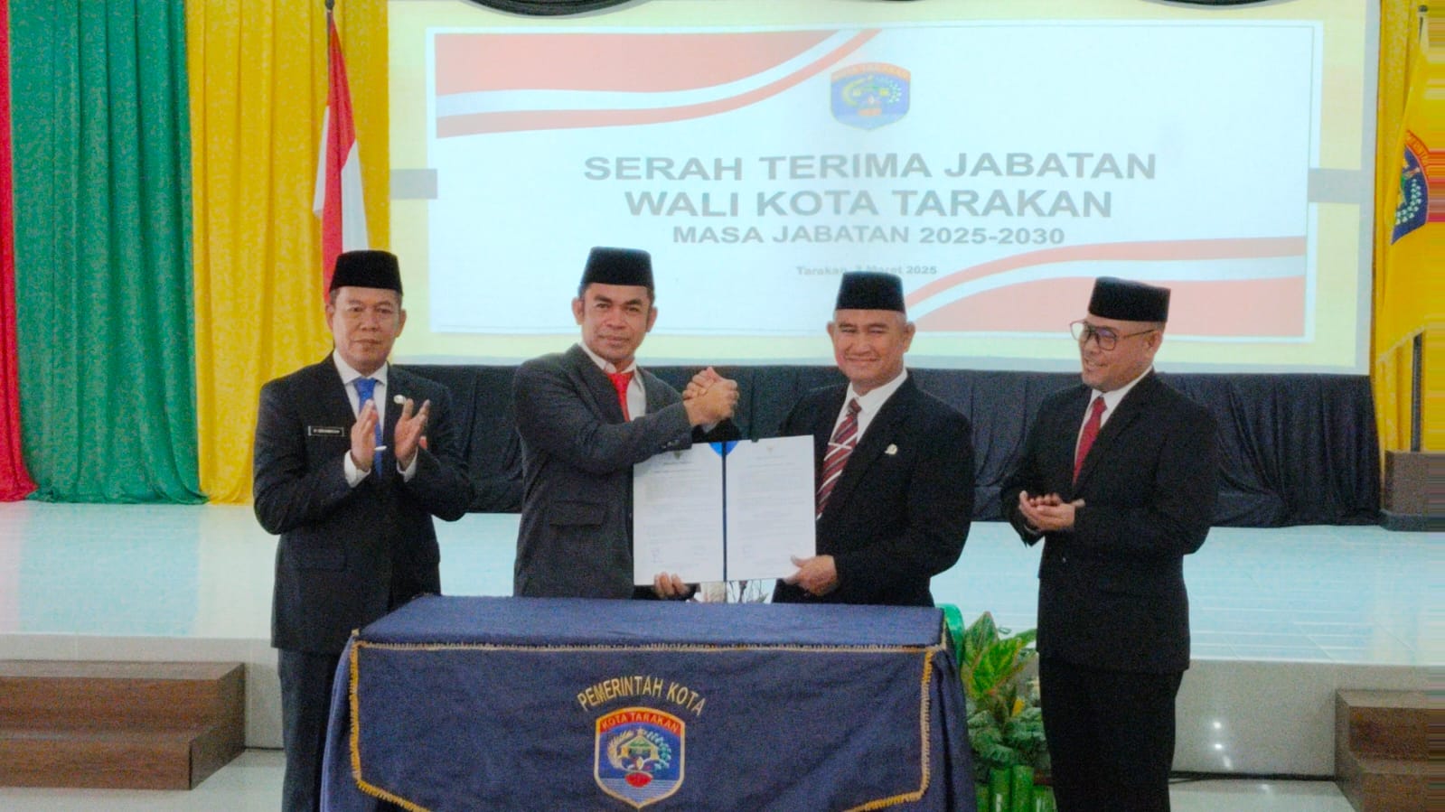 AGUS DIAN ZAKARIA/RADAR TARAKAN SERTIJAB: Dr Bustan menyerahkan SK kepada dr Khairul sebagai Wali Kota Tarakan 2025-2030.