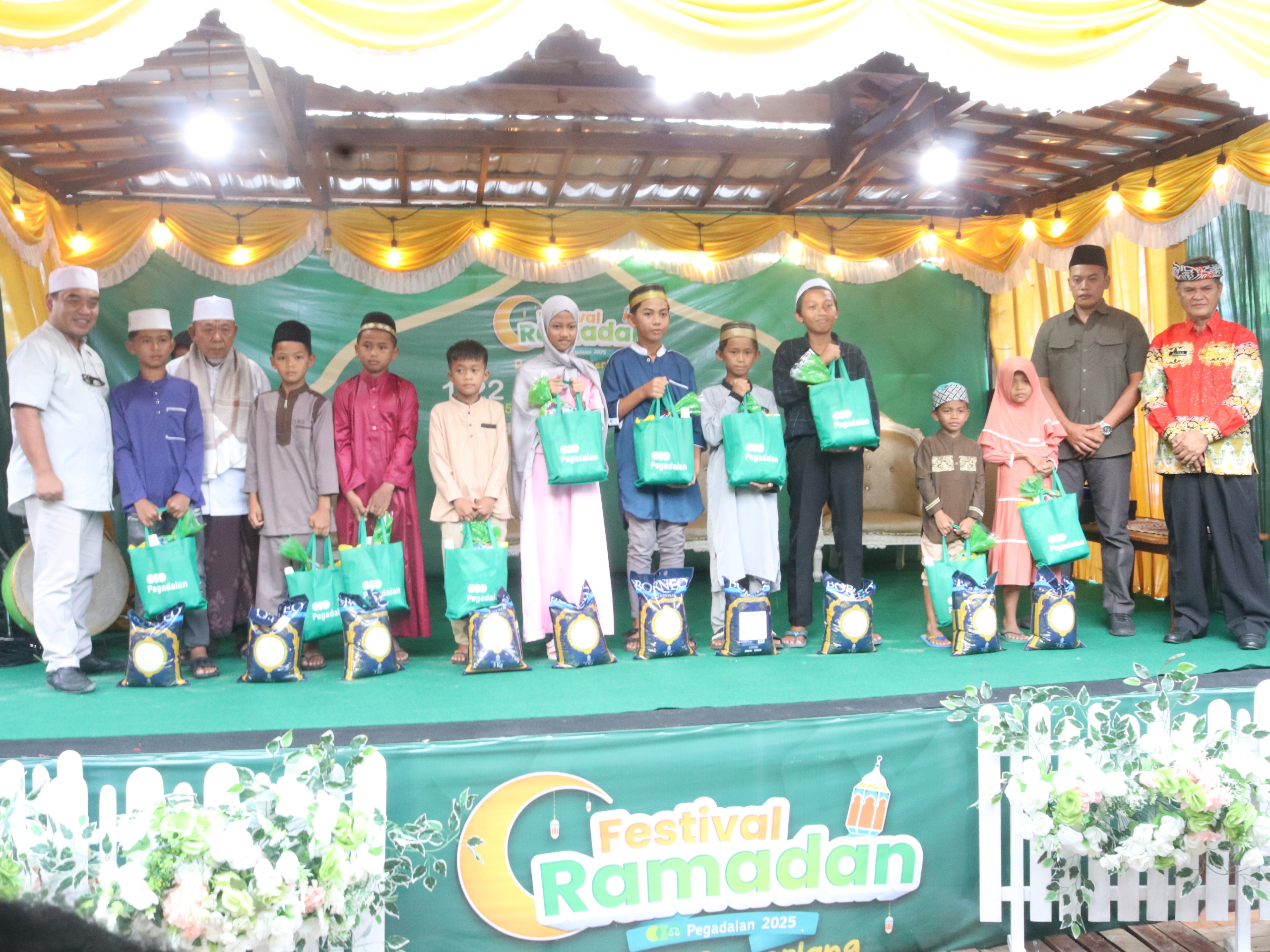 FESTIVAL RAMADAN: Deputi Bisnis PT Pegadaian Area Tarakan Budi Rahmanto memberikan santuan kepada anak yatim.