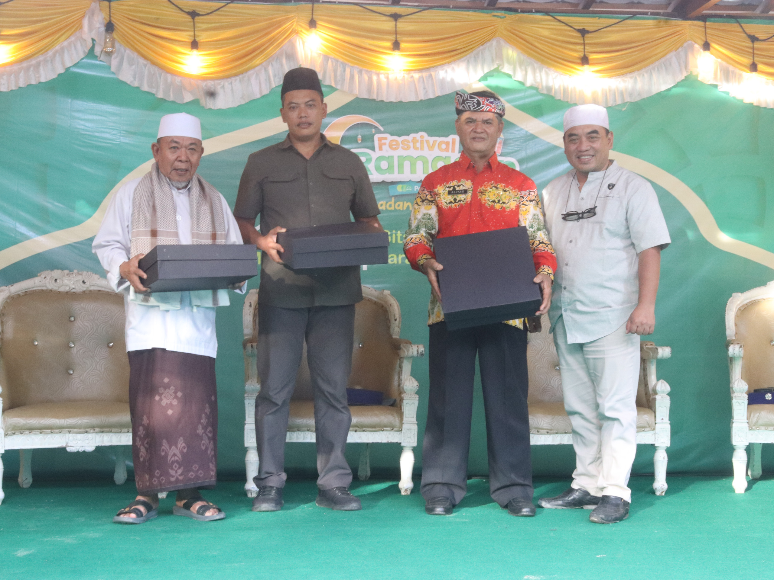 ABADIKAN MOMEN: Deputi Bisnis PT Pegadaian Area Tarakan Budi Rahmanto melakukan foto bersama.