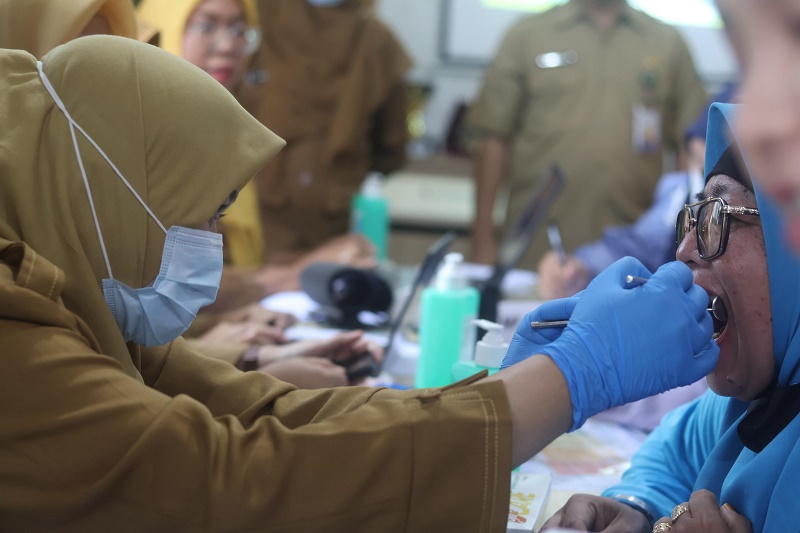 ANGGI PRADITHA/KP PERIKSA GIGI: Dinas Kesehatan meminta warga Balikpapan menikmati program cek kesehatan gratis, termasuk pemeriksaan gigi seperti terekam di gambar.