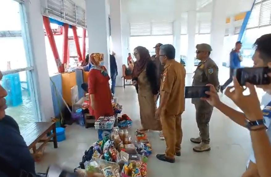 AGUS DIAN ZAKARIA/RADAR TARAKAN MEMPERINGATKAN: Petugas Pelabuhan Tengkayu I bersama Satpol PP menegur pedagang yang kembali berjualan.