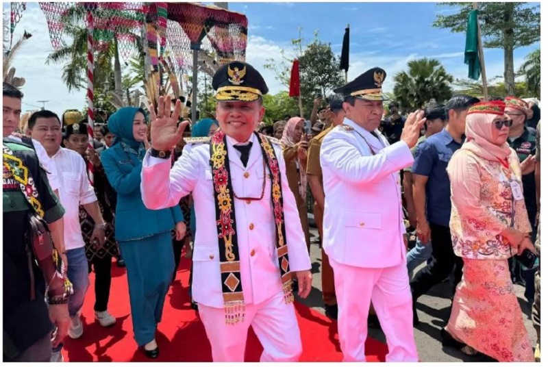 DISAMBUT MERIAH: Gubernur Kalteng Agustiar Sabran dan Wakil Gubernur Kalteng Edy Pratowo disambut meriah Masyarakat. (Istimewa)