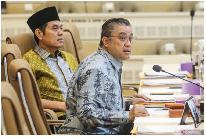 SOROTI: &nbsp;Wakil Ketua Komisi II DPR Dede Yusuf (kanan) bersama Wakil Ketua Komisi II DPR Zulfikar Arse Sadikin (kiri) memimpin rapat kerja dan RDP dengan Wakil Menteri Dalam Negeri, KPU, Bawaslu, dan D