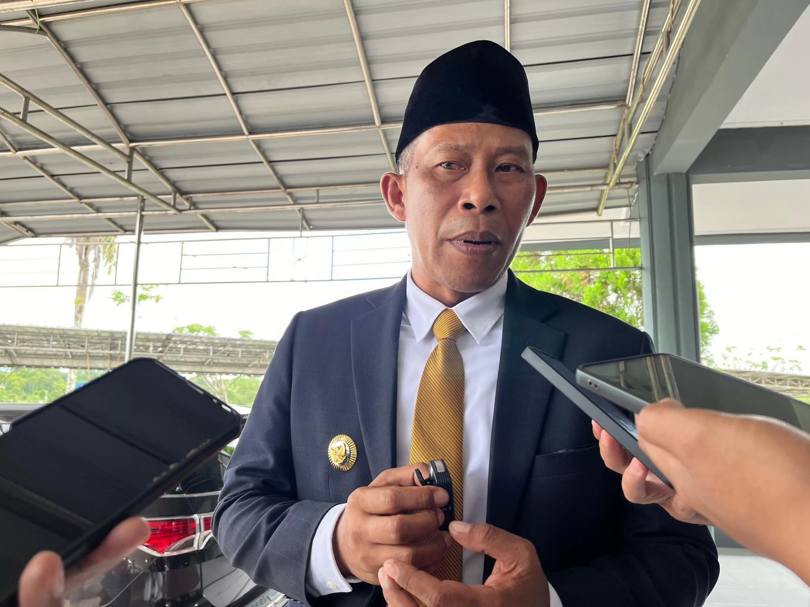 KET FOTO : Bupati Bulungan Syarwani ketika memberikan keterangan pers.
