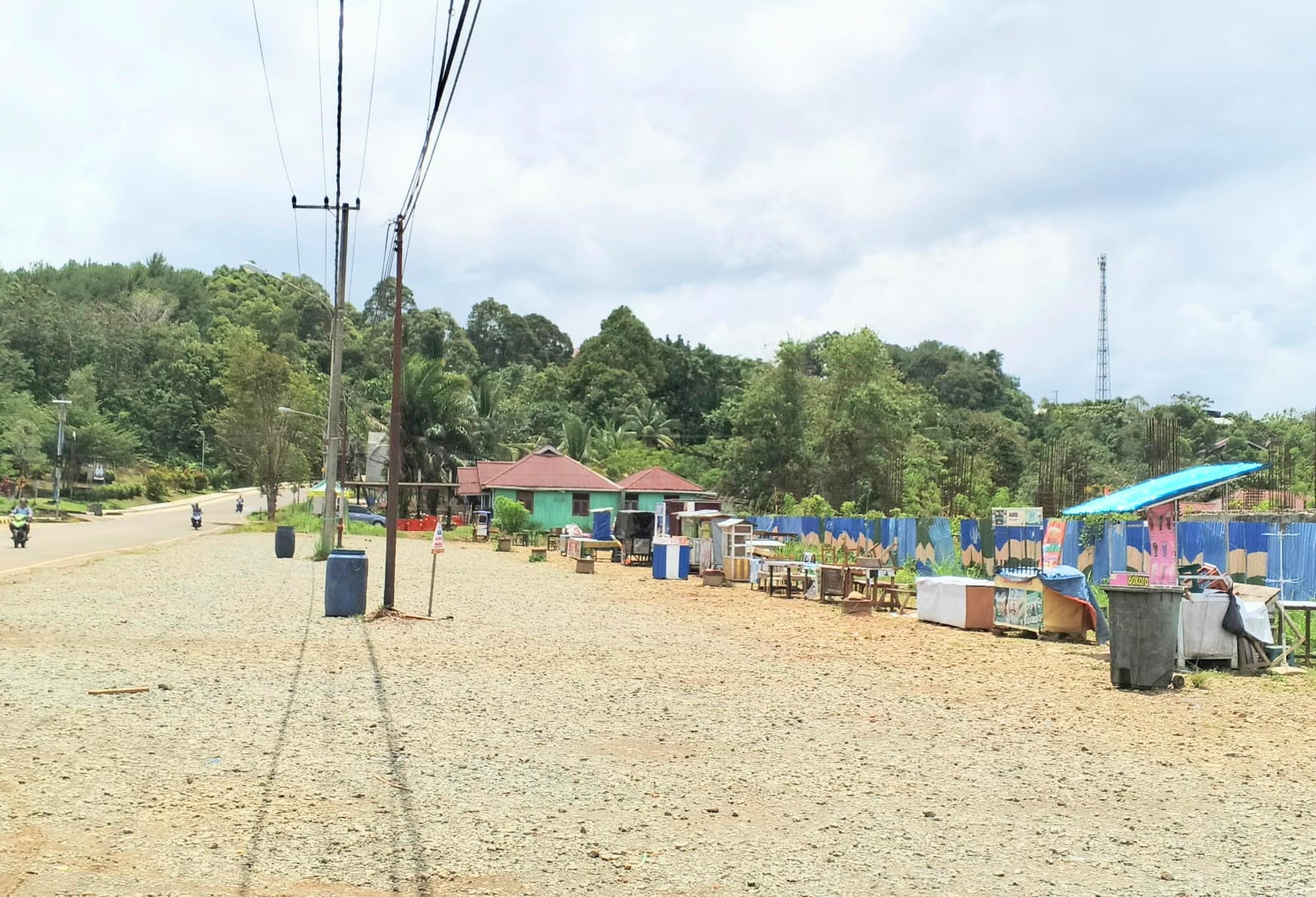 HARUS DITAATI: Kondisi lokasi jualan di halaman parkir RTH H. Joesoef Abdullah sebelum dilakukannya sosialisasi dan kesepakatan dengan PKL.