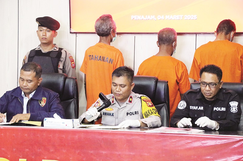 ISTIMEWA UNGKAP: Wakapolres PPU, Kompol Awan Kurnianto (tengah) saat memimpin konferensi pers dan membeber pengungkapan empat kasus pidana yang meresahkan masyarakat.
