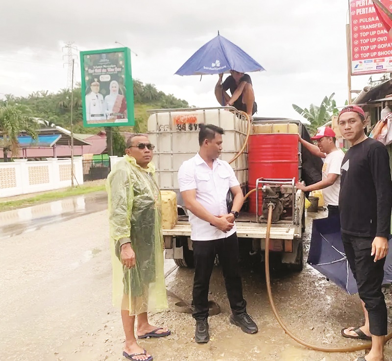 KP KAMU KETAHUAN: Kendaraan pikap berisi tandon yang digunakan memindahkan solar subsidi.