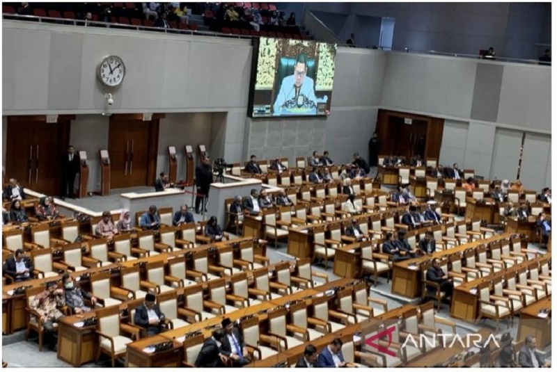 PARIPURNA: Sejumlah anggota DPR RI menghadiri Rapat Paripurna di Kompleks Parlemen, Jakarta, Kamis (6/3/2025). ANTARA/Bagus Ahmad Rizaldi.