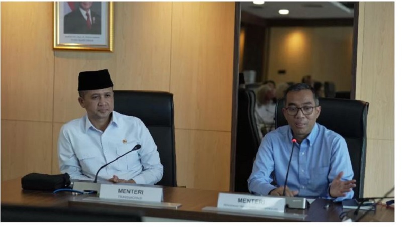 TRANSMIGRASI: Mentrans Iftitah Sulaiman Suryanagara bersama Mendikti Saintek Brian Yuliarto saat konferensi pers Transmigrasi Patriot. (Ferlynda Putri/Jawa Pos)