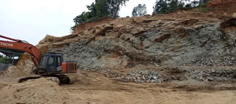 OKE/SP TAK BERIZIN: Dua lokasi kegiatan galian C yang berada di pinggir Jalan HAMM Rifadin, sama-sama tidak mengantongi SIPB namun dibiarkan tetap beroperas.