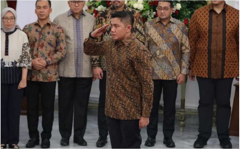 NAIK PANGKAT: Mayor Teddy Indra Wijaya memberikan hormat kepada Presiden Prabowo Subianto saat pengumuman jajaran menteri Kabinet Merah Putih di Istana Merdeka, Jakarta, Minggu (20/10/2024).&nbsp; (Fedrik