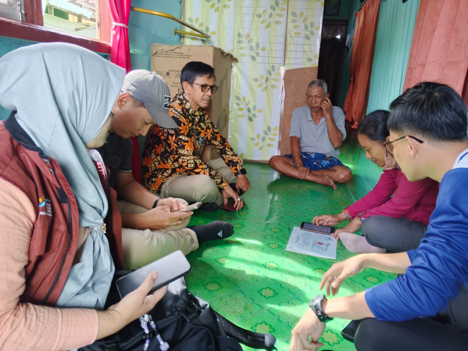 PENDATAAN: Kepala BPS Tana Tidung, Achmad Sani Setiawan, mendampingi langsung pengecekan lapangan DTSEN, Jumat pagi (7/3). (Foto: RADAR TARAKAN)