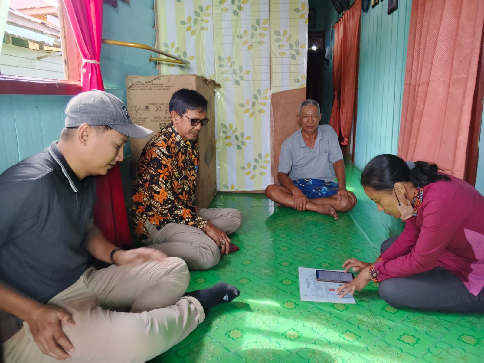 SURVEI: Pendamping PKH melakukan pemutakhiran data calon penerima manfaat, Jumat pagi (7/3). (FOTO: SOPIAN/RADAR TARAKAN)