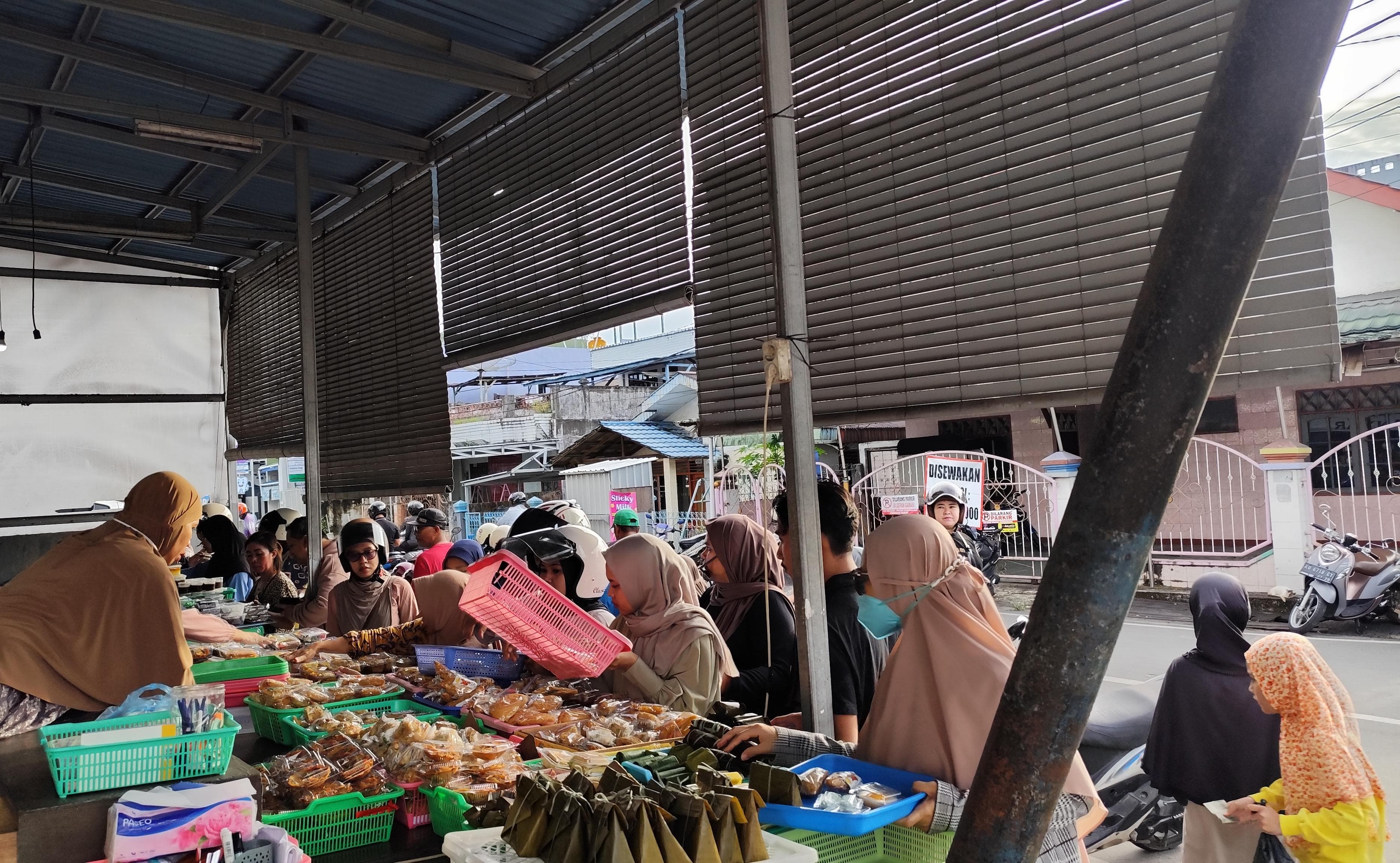 NATANAEL/RADAR TARAKAN TETAP BUGAR: Masyarakat berburu takjil selama Ramadan.