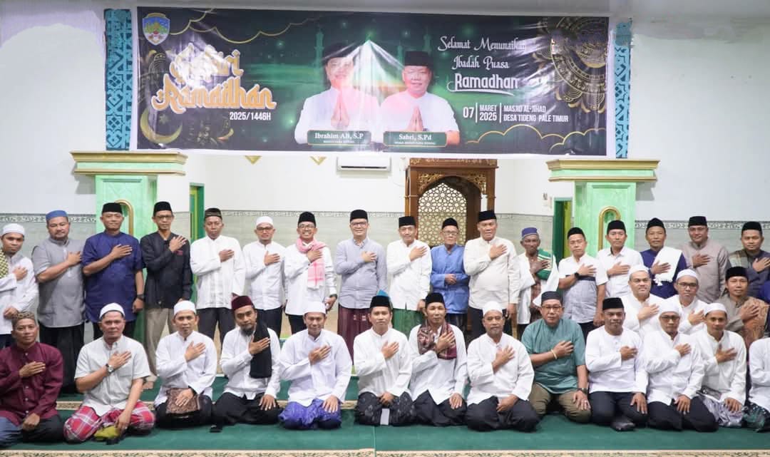 KEBERSAMAAN: Bupati Tana Tidung Ibrahim Ali berfoto bersama usai melaksanakan Safari Ramadan di Masjid Al Jihad Tideng Pale Timur.(FOTO:DISKOMINFO)