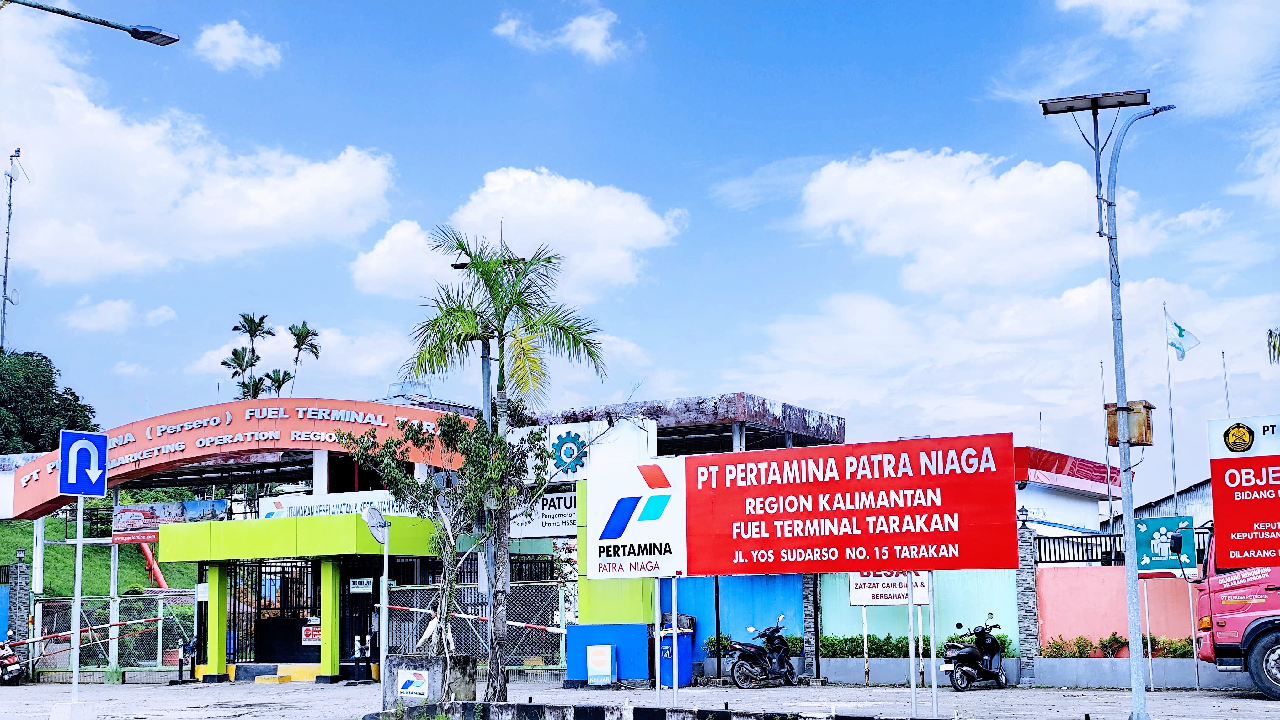 NATANAEL/RADAR TARAKAN BERI JAMINAN : Kantor PT. Pertamina Patra Niaga Regional Kalimantan Fuel Terminal Tarakan.