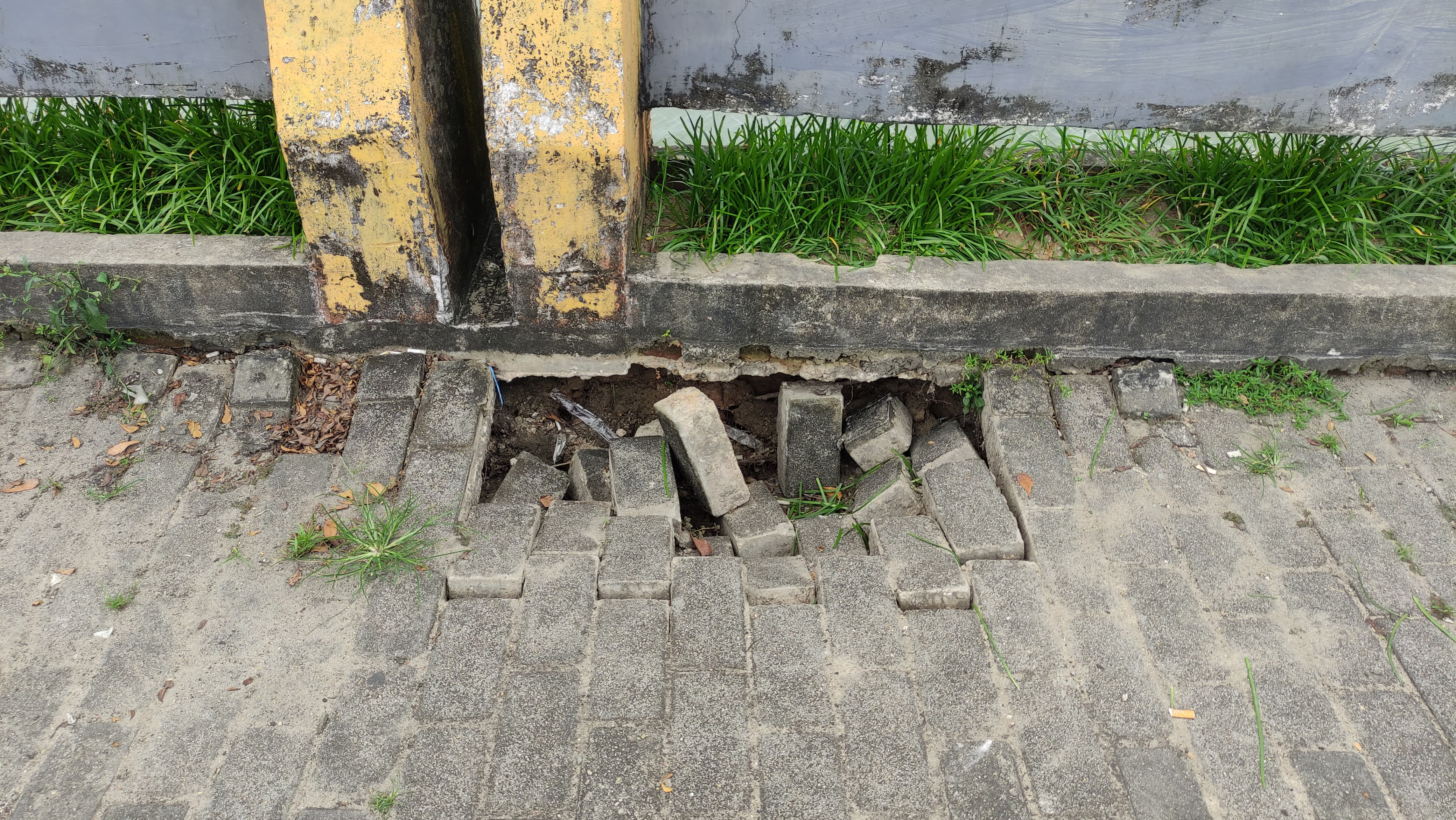 WILDAN/RADAR TARAKAN RUSAK : Kondisi jalan rusak di Taman Berlabuh.
