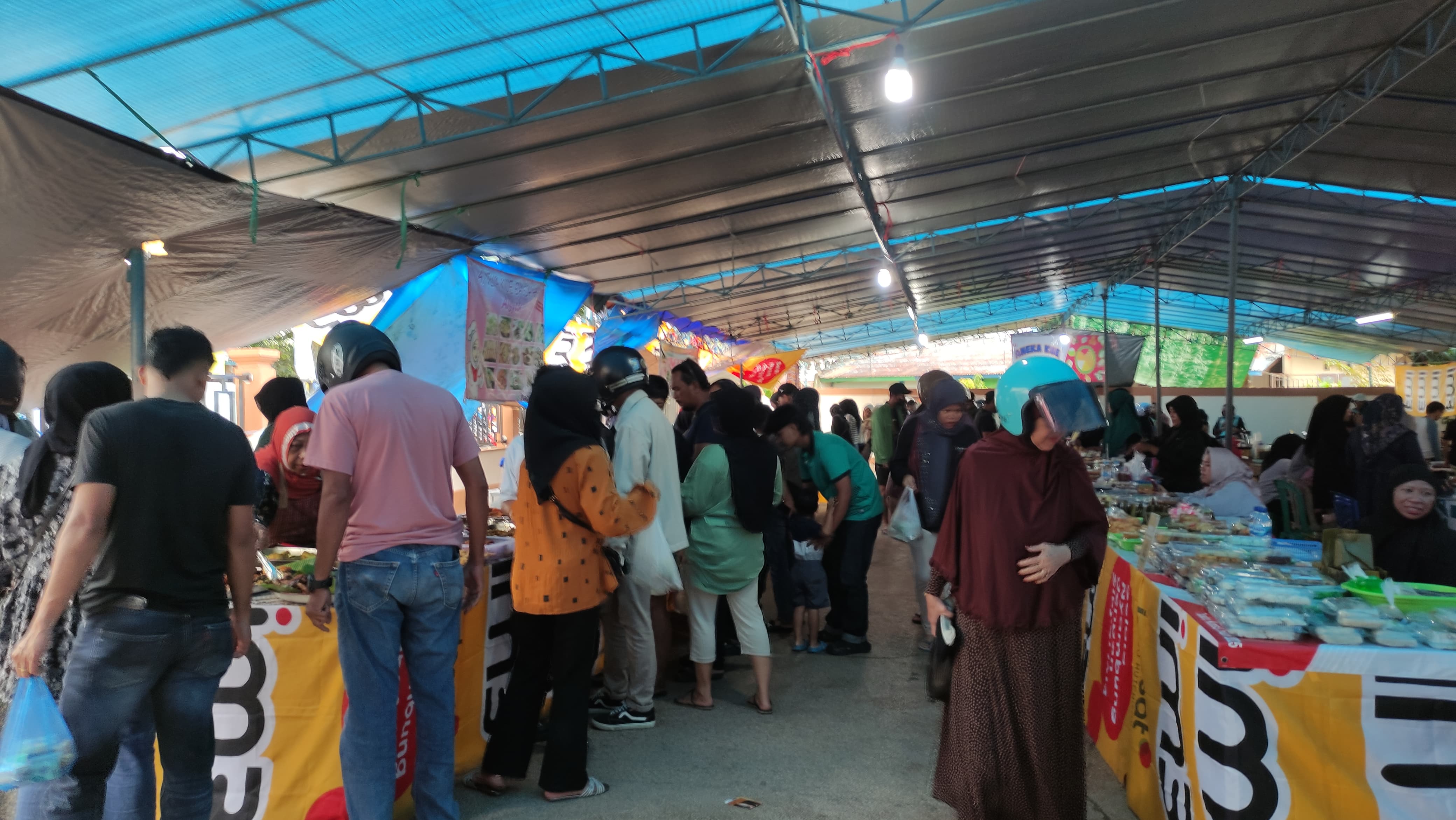 WILDAN/RADAR TARAKAN Ket Foto : Suasana berburu takjil di Pasar Ramadan Markoni, Kelurahan Pamusian.