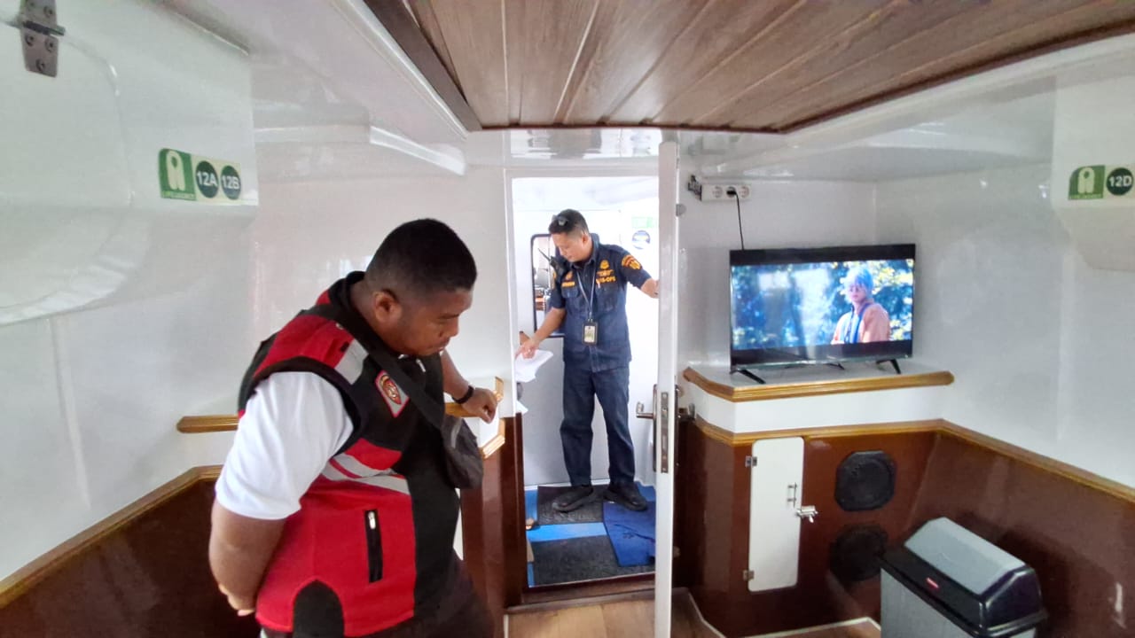 AGUS DIAN ZAKARIA/RADAR TARAKAN RAMCHECK : Petugas gabungan memeriksa kelayakan Speedboat yang beroperasi