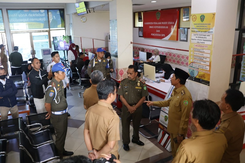 ISTIMEWA	 SIAPKAN SANKSI: Wakil Bupati PPU, Abdul Waris Muin (berkopiah) saat sidak ke Disdukcapil PPU. Ia menegaskan telah menyiapkan sanksi untuk ASN maupun THL yang melanggar disiplin kerja