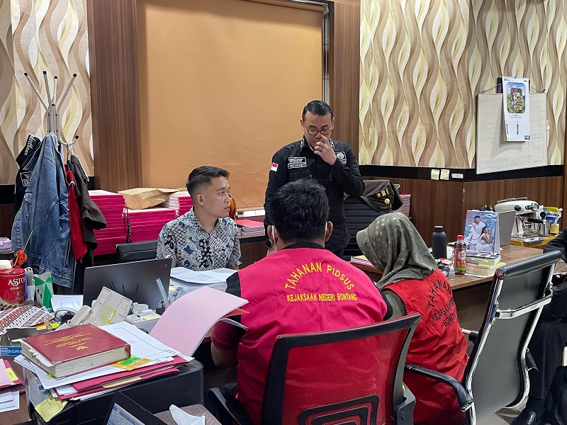 ADIEL KUNDHARA/KP TAHAP DUA: Tersangka Noorhayati dan Dimas Saputro yang terjerat kasus dugaan korupsi pengadaan lahan Labkesda Bontang dilimpahkan penyidik ke Kejaksaan Negeri Bontang.