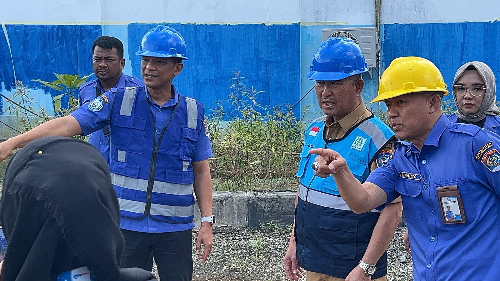 AGUS DIAN ZAKARIA/RADAR TARAKAN MENINJAU: Wali Kota Tarakan dr Khairul meninjau instalasi PDAM beberapa waktu lalu.