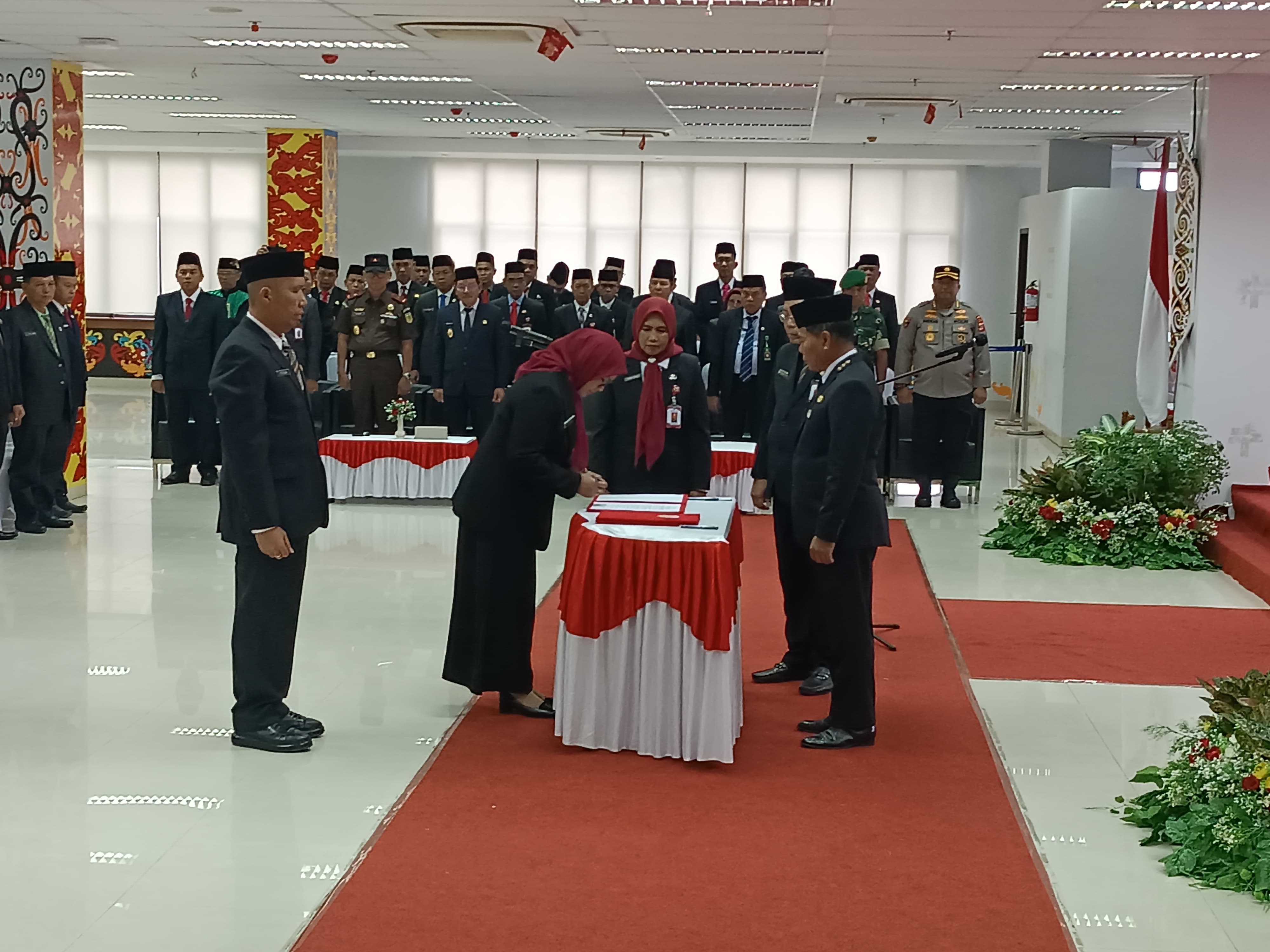 PROSESI: Gubernur Kaltara melantik sejumlah pejabat JPT Pratama Pemprov Kaltara. IWAN K/RADAR TARAKAN