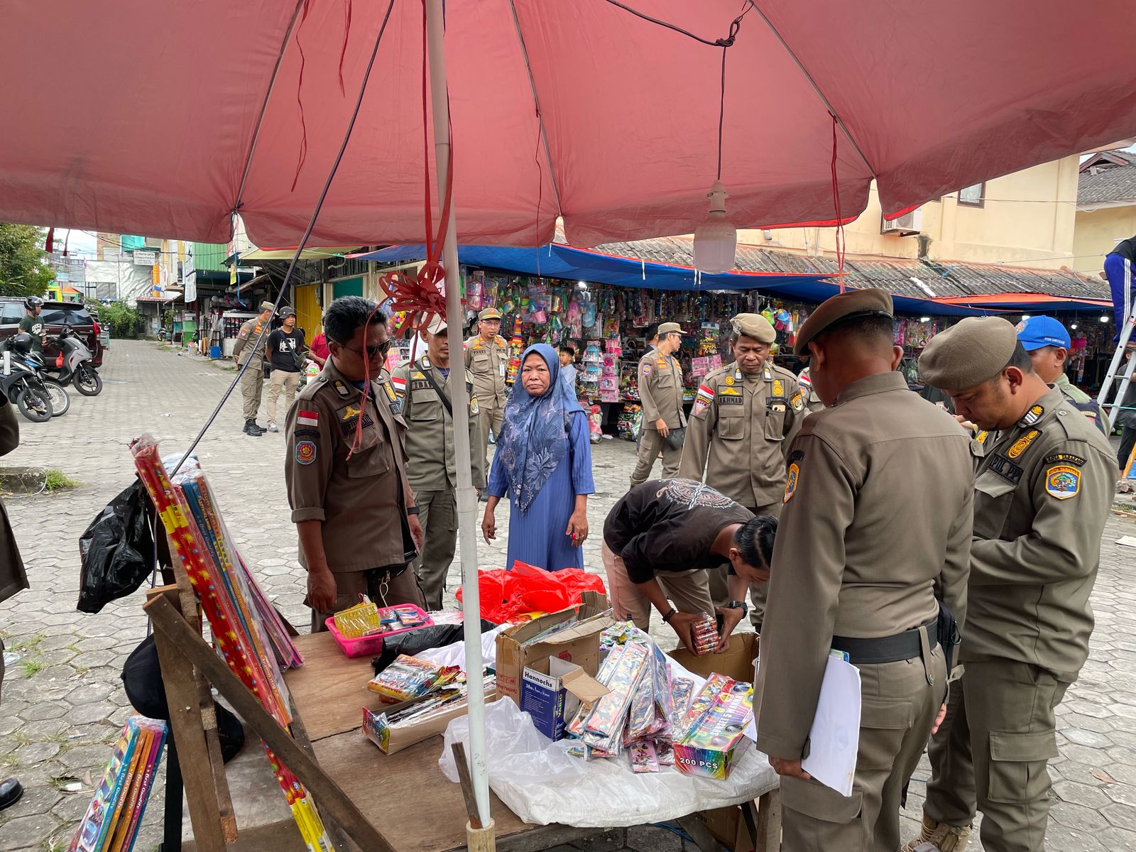 NATANAEL/RADAR TARAKAN. RAZIA : Petugas Satpol PP, melakukan razia petasan.