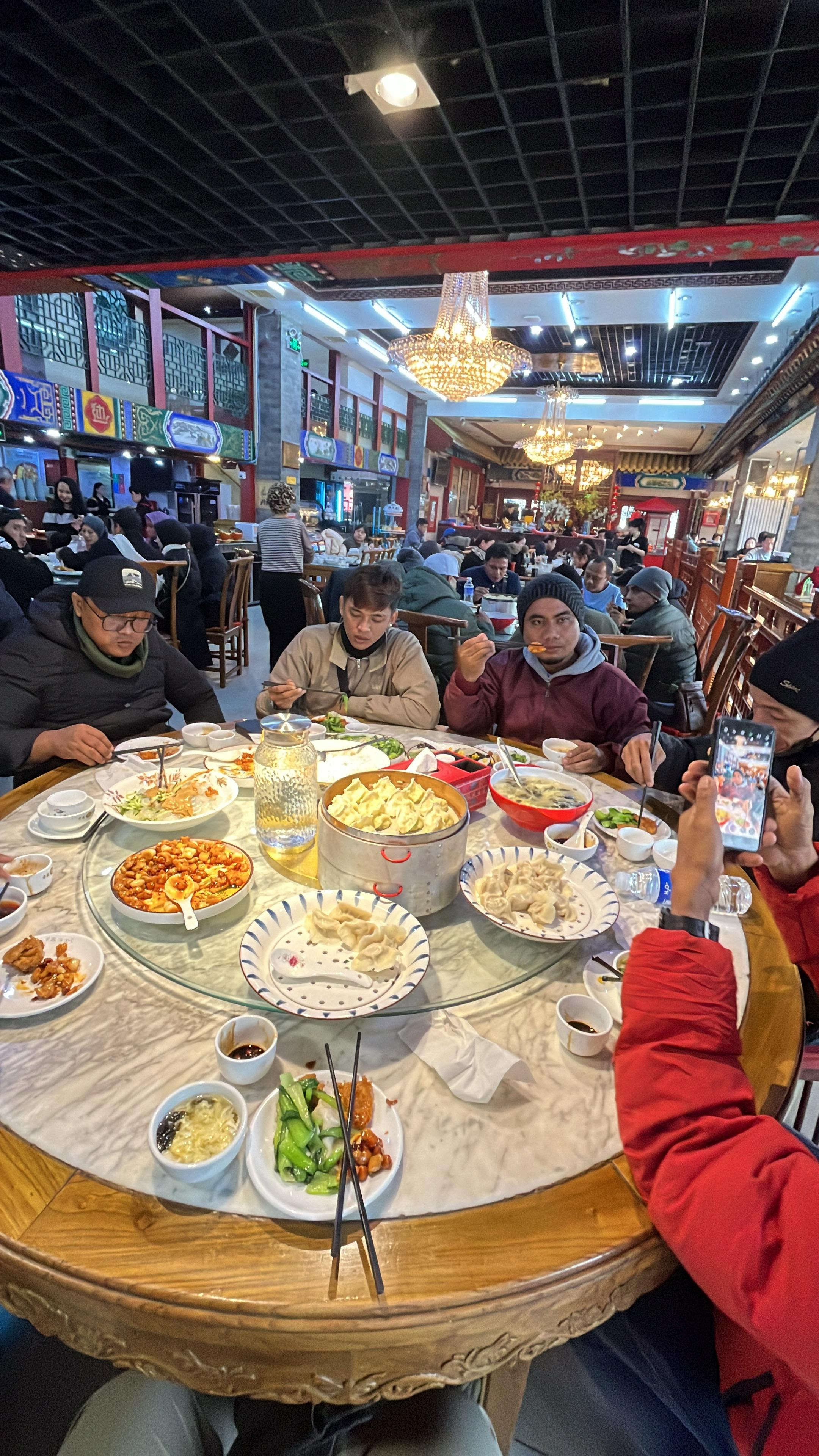 FOTO: NUR RAHMAN/RADAR TARAKAN BISA BAYAR CASH: Rombongan Kaltim Post Group saat santap siang di salah satu restoran di Beijing.