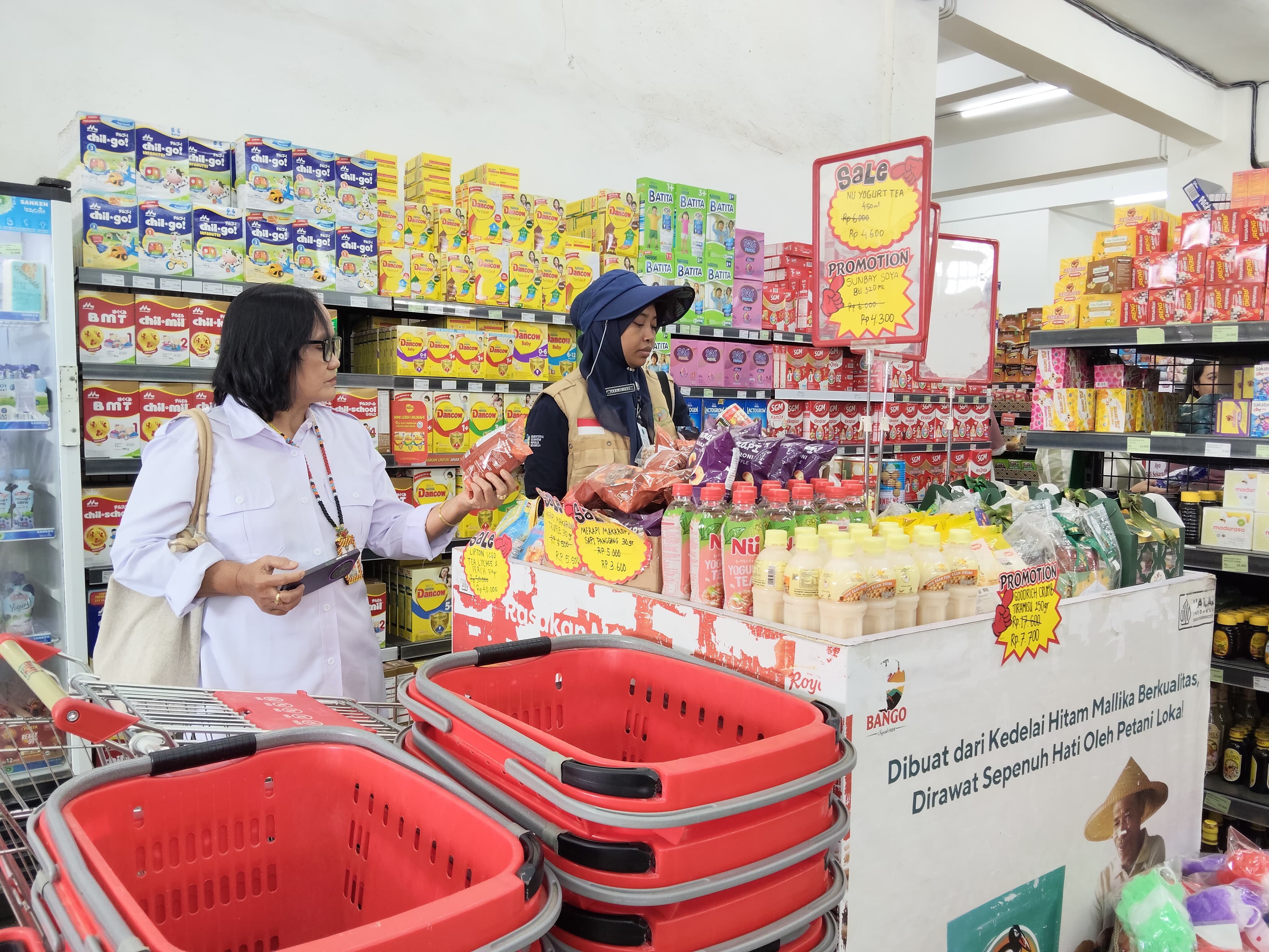 PENGAWASAN: Tim gabungan saat melakukan pengawasan di salah satu toko di Bulungan.