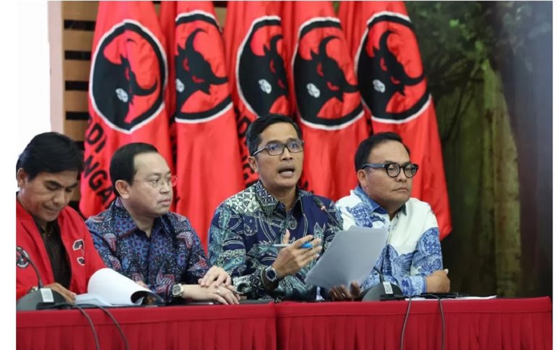 BELA HASTO: Kuasa hukum Sekretaris Jenderal (Sekjen) PDI Perjuangan Hasto Kristiyanto, Febri Diansyah dalam konferensi pers di kantor DPP PDIP, Jalan Diponegoro, Menteng, Jakarta Pusat, Rabu (12/3). (