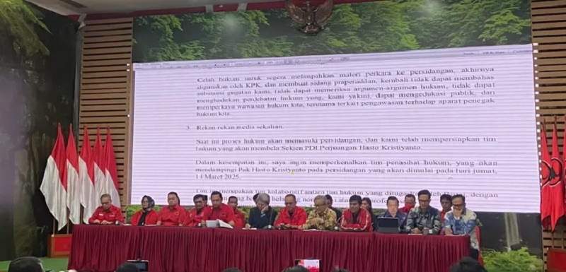 SIARAN PERS: Ketua DPP PDIP Bidang Reformasi Hukum, Ronny Talapessy menggelar konferensi pers bersama tim pengacara Hasto Kristiyanto, di kantor DPP PDIP, Jakarta Pusat, Rabu (12/3). (Muhammad Ridwan/