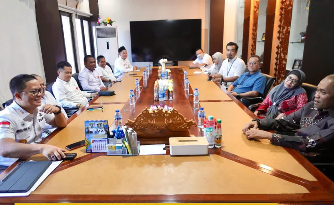 DISKUSI RINGAN: Bupati Tana Tidung Ibrahim Ali dan jajaran menerima kunjungan Kepala BPK RI Dwi Sabardiana beserta rombongan di ruang rapat bupati.(Foto; IST)