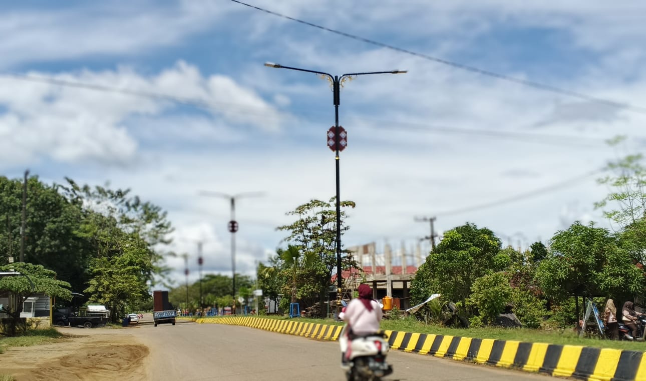 BERLANJUT: Dishub Tana Tidung kembali mengagendakan pemasangan PJU yang ditargetkan akan selesai tahun ini di dalam kota. Tampak PJU dekoratif yang terpasang di Jalan Padat Karya Tideng Pale Timur.