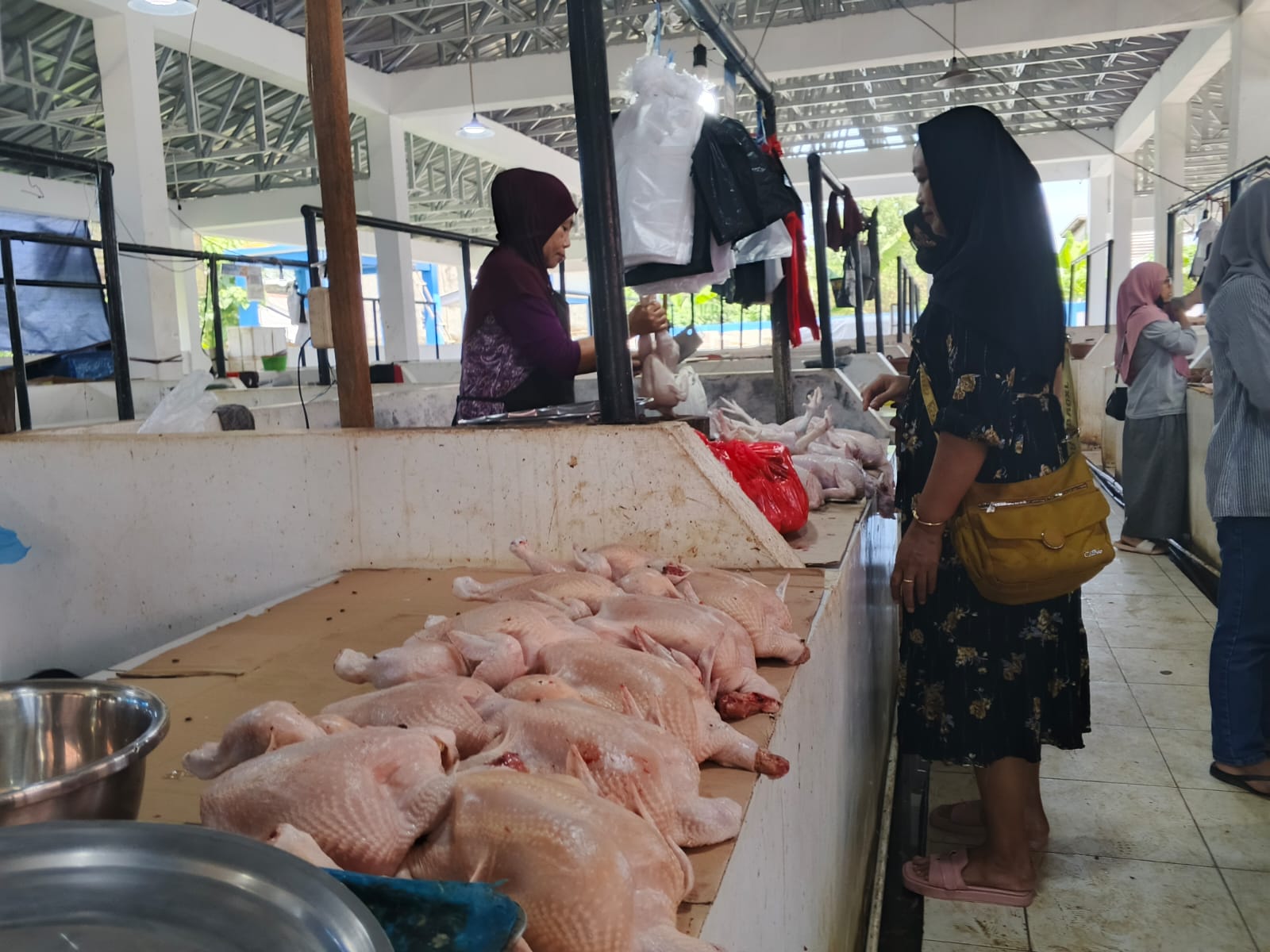 LANGKA: Hanya daging ayam segar ditemukan di Pasar Imbayud Taka, sementara sapi masih sulit.(FOTO:SOpian/RADAR TARAKAN)