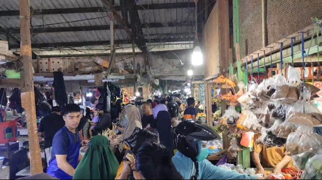 LEBIH BIJAK: Suasana masyarakat beberlanja di salah satu pasar di Kota Tarakan.