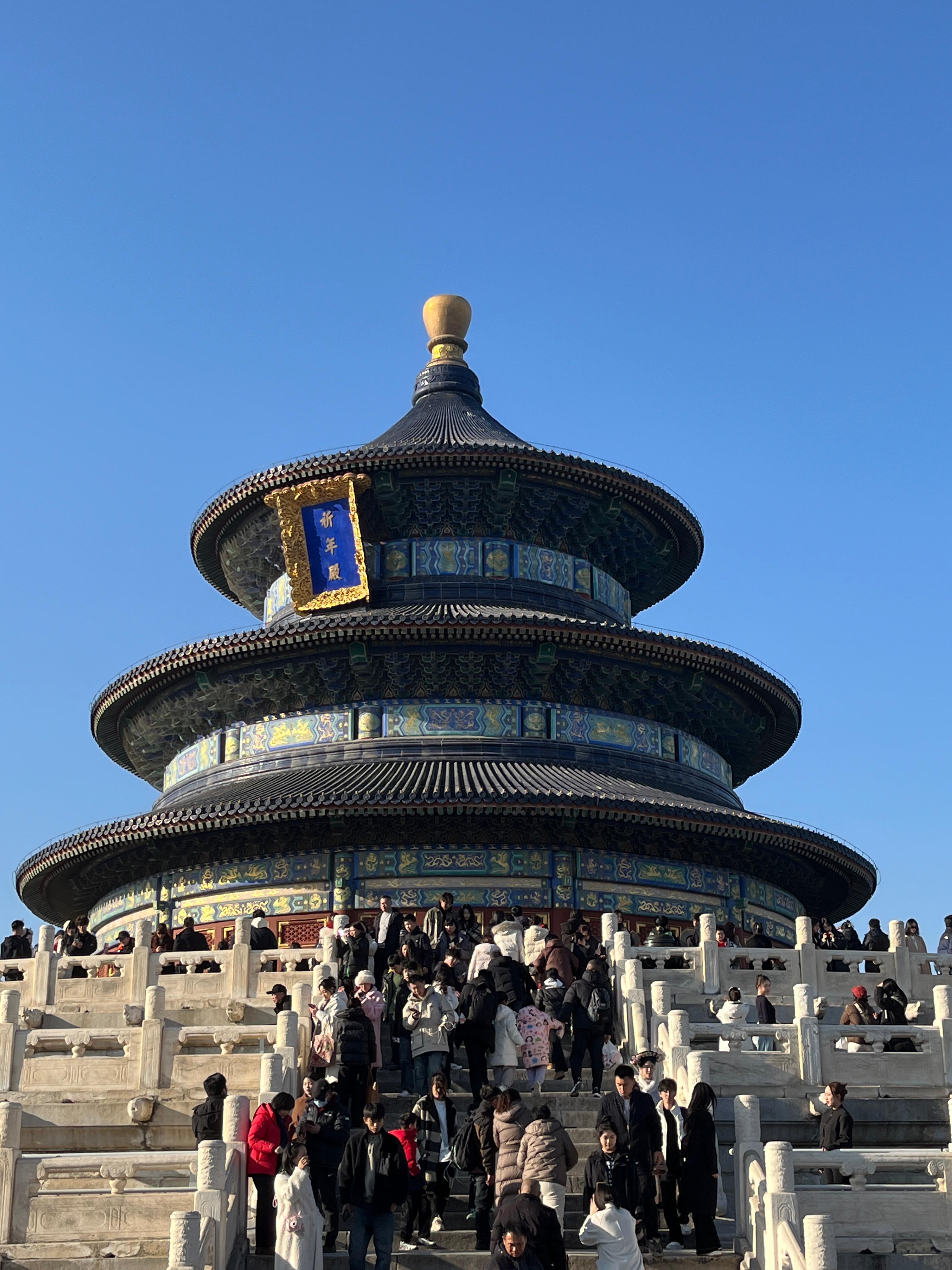 KURANG BERKENAN: Suasana keramaian turis di Temple of Heaven. Meski tampak bersih di area luar, tempat-tempat wisata di Tiongkok memiliki kamar kecil yang "kurang ramah" bagi pengunjungnya.