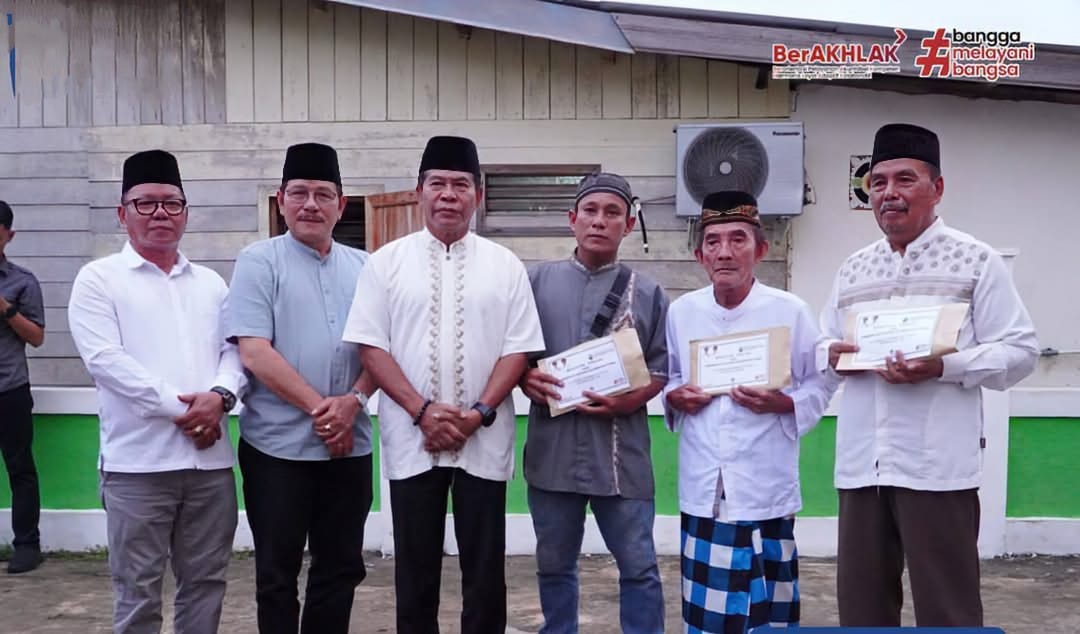 SAFARI RAMADAN: Wabup Tana Tidung Sabri bersama Gubernur dan Wakil Gubernur Kaltara usai menyerahkan bantuan dan paket sembako.(foto: IST)