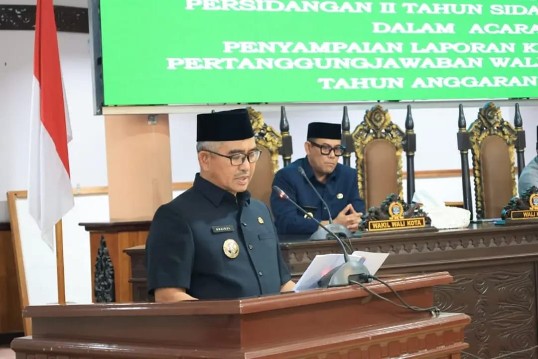 MENYAMPAIKAN: Wali Kota Tarakan membacakan LKPJ Tahun 2024 dalam Sidang Paripurna XXIV di gedung DPRD Tarakan.