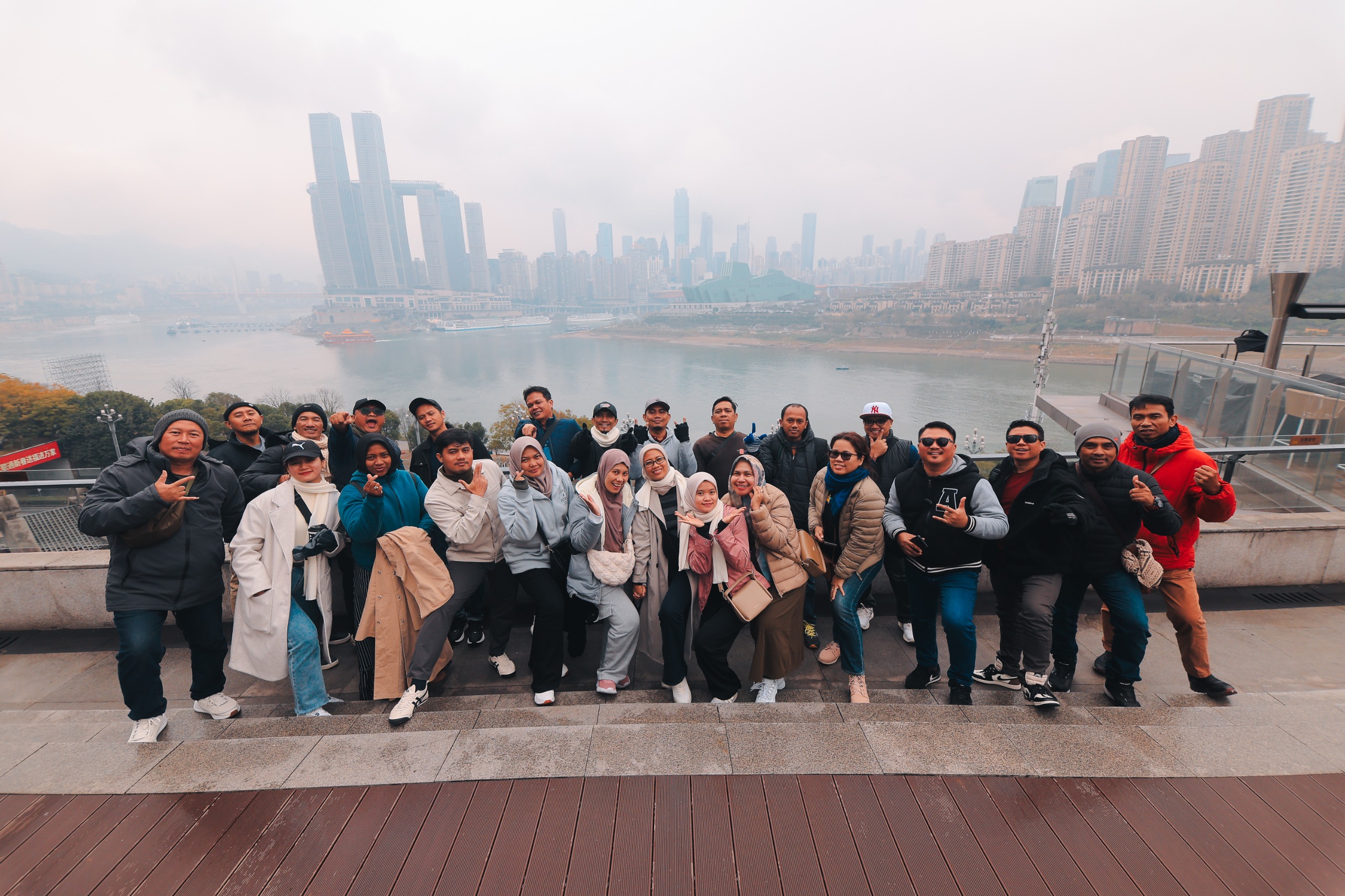 KOTA MODERN: Radar Tarakan (depan, empat kiri) bersama Rombongan Kaltim Post Group, di tepian Sungai Yang Tze, Chongqing. FOTO: FUAD MUHAMMAD/KALTIM POST