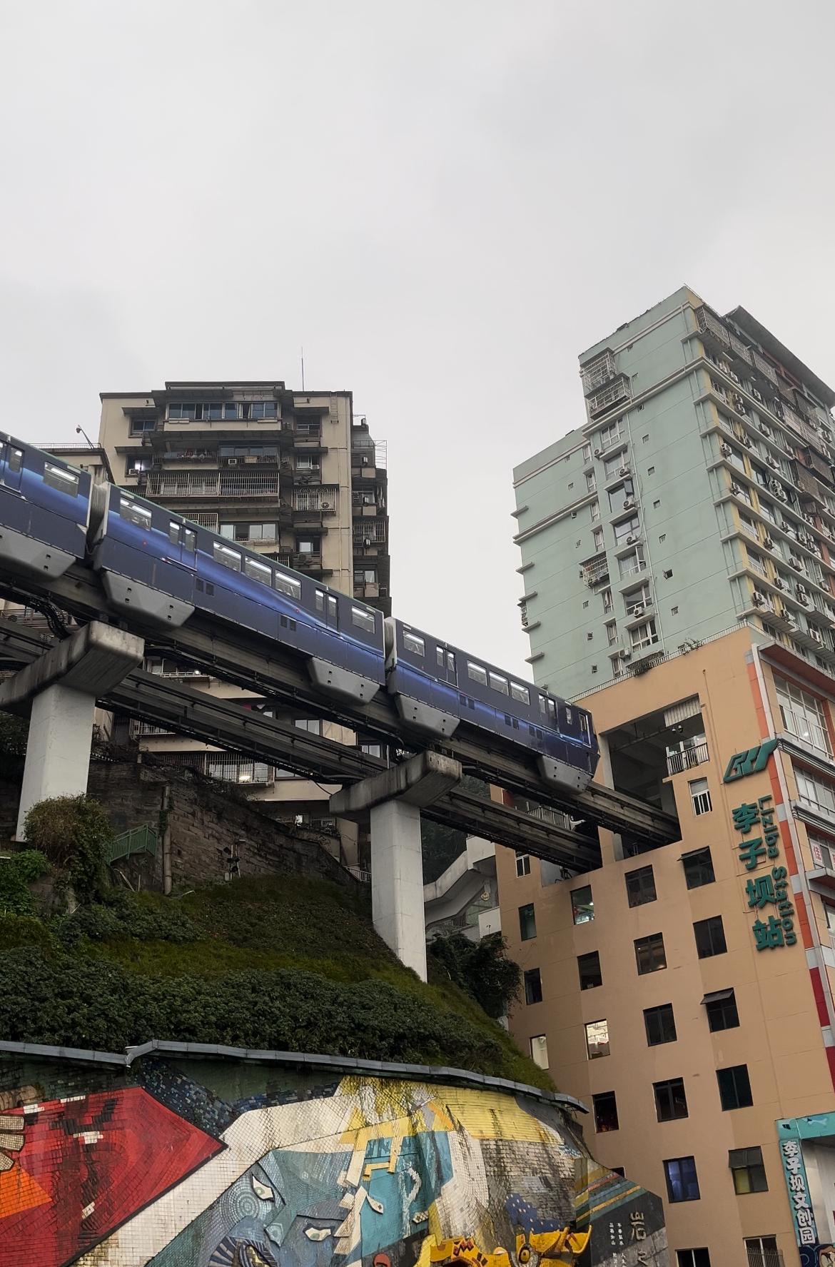 Penampakan kereta menerobos gedung di Liziba Station.