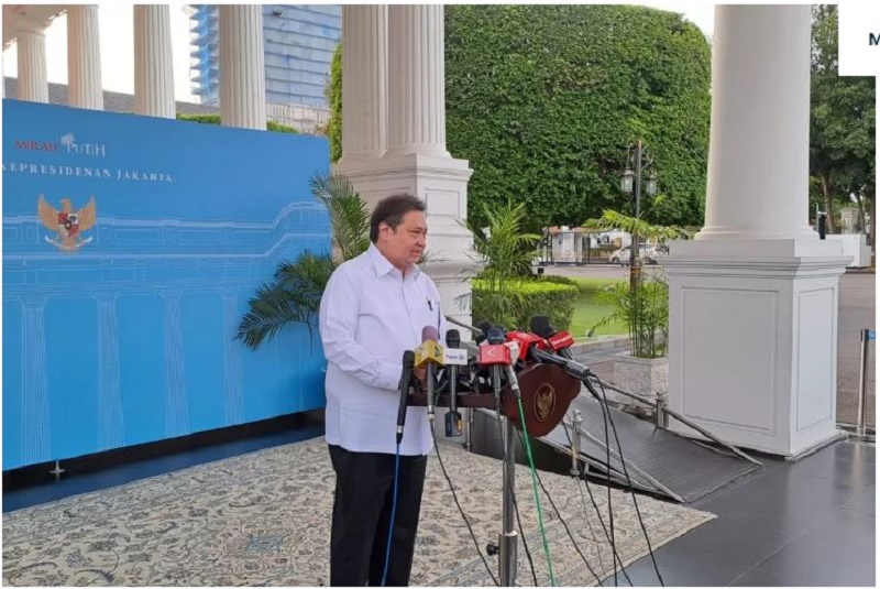 BANTAH: Menteri Koordinator bidang Perekonomian Airlangga Hartarto membantah isu bahwa dirinya akan mundur dari jabatannya, Selasa (18/3). (Folly Akbar/Jawapos)