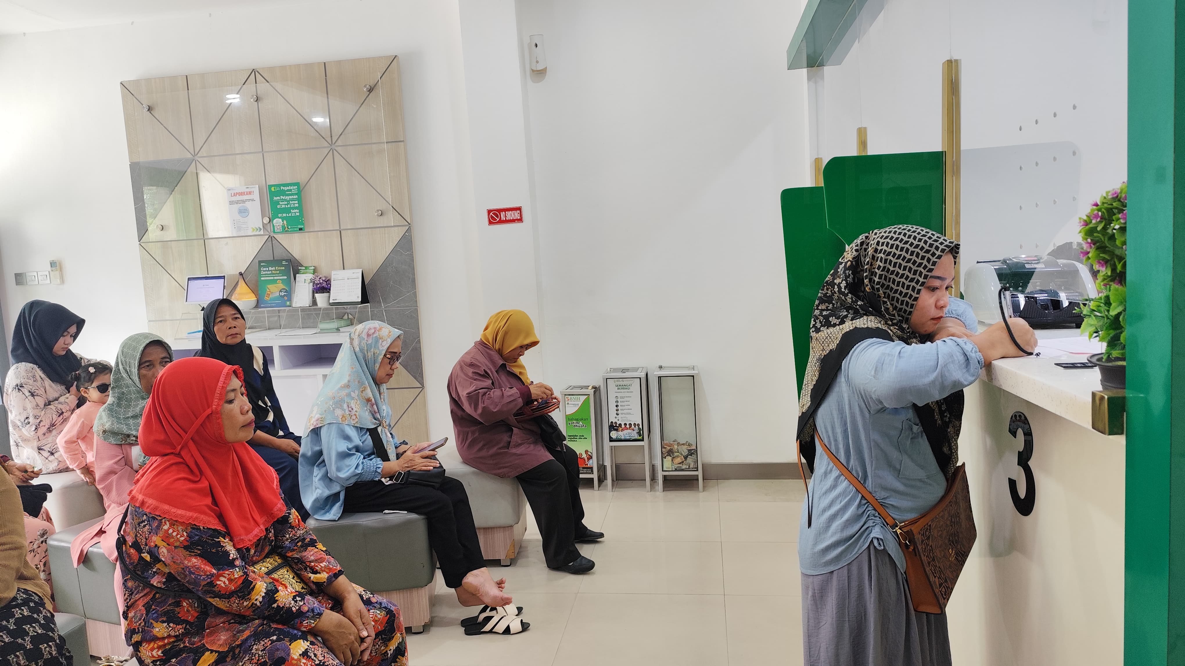 PENUHI KEBUTUHAN : Suasana transaksi gadai di Kantor Cabang Pegadaian Syariah Tarakan.