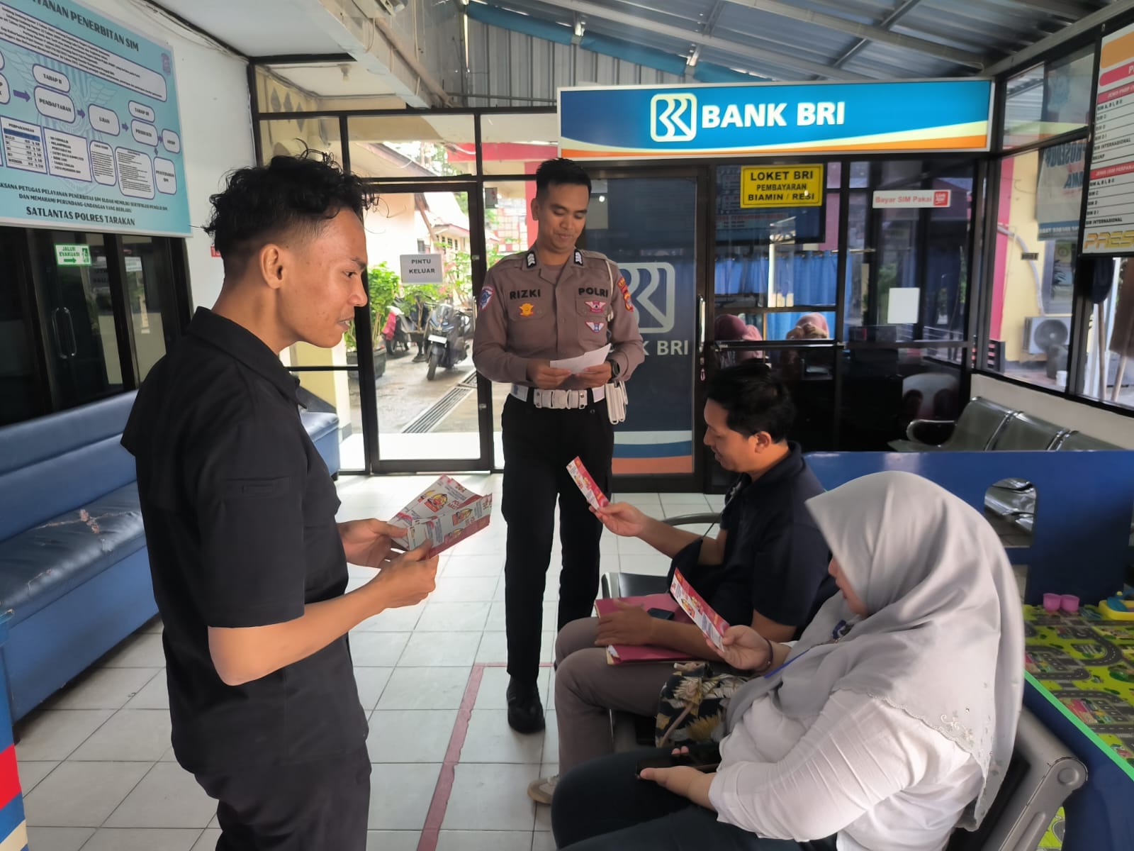 NATANAEL/RADAR TARAKAN BERI INFORMASI: Petugas kepolisian memberikan informasi kepada terkait adanya layanan Call Center 110.