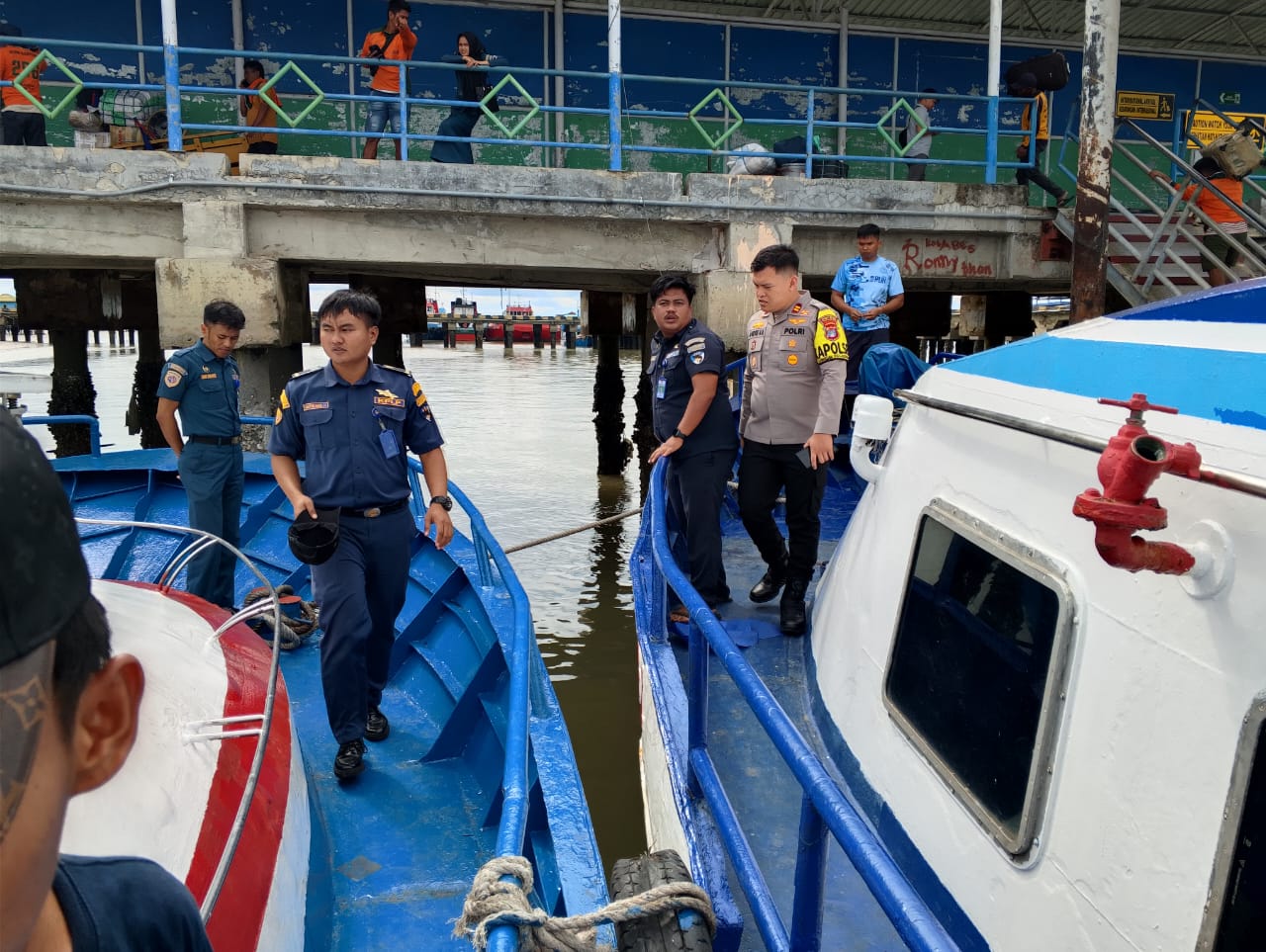 DOK POLSEK KSKP NUNUKAN OLAH TKP: Personel Polsek KSKP Nunukan saat mendatangi kapal dan melakukan olah TKP.&nbsp;