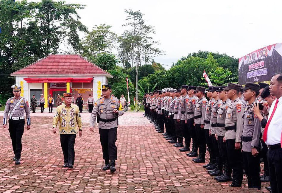 JELANG LEBARAN: Kapolres Tana Tidung AKBP Eko Nugroho bersama Wabup Sabri melakukan pemeriksaan barisan apel gelar pasukan Operasi Ketupat Kayan 2025.