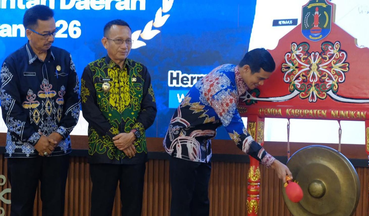 ISTIMEWA PRIORITAS PEMBANGUNAN: Bupati Nunukan H. Irwan Sabri didampingi Wakil Bupati Nunukan Hermanus dan Plt Sekda Nunukan Ir Jabbar